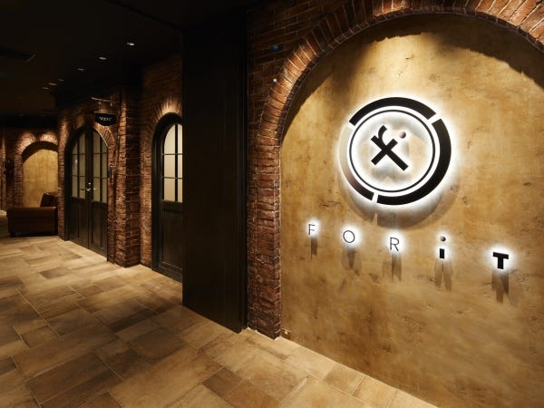 エントランスはオシャレなレンガ調です！