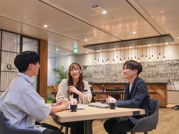 外部にも開放しているコワーキングスペースは、広々と開放感があります。