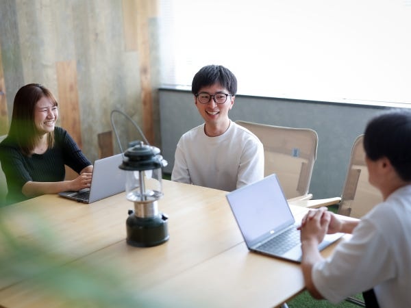 ★おしゃれ自由★私服勤務でピアス、ネイルなどもOKです！