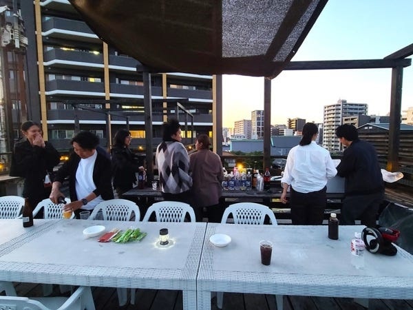 社員同士も仲が良く、夏は屋上でBBQをすることも
