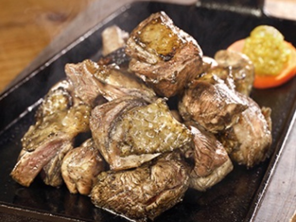 こだわりの「黒さつま鶏炭火焼」は絶品！