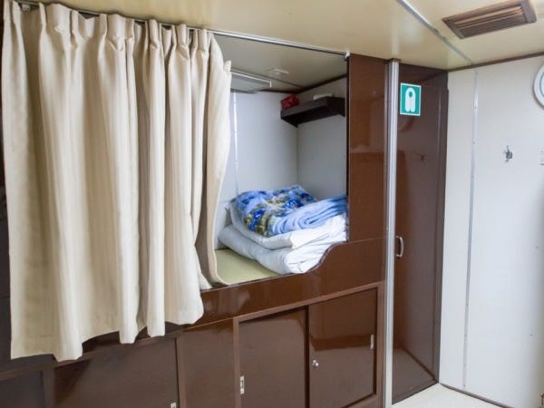 一度航海に出ると、おおよそ1ヶ月ほどの船上生活になります。休憩時間中はゲームをしたり船の上から釣りをしたり、各々自分の時間を過ごしてます。