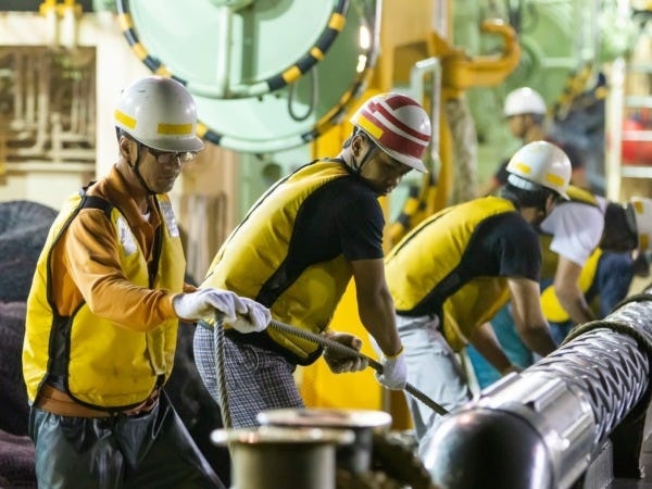 未経験者はまずは網船に乗っていただき、網を手繰る作業やなどかんたんなお仕事から少しずつ覚えていただきます。