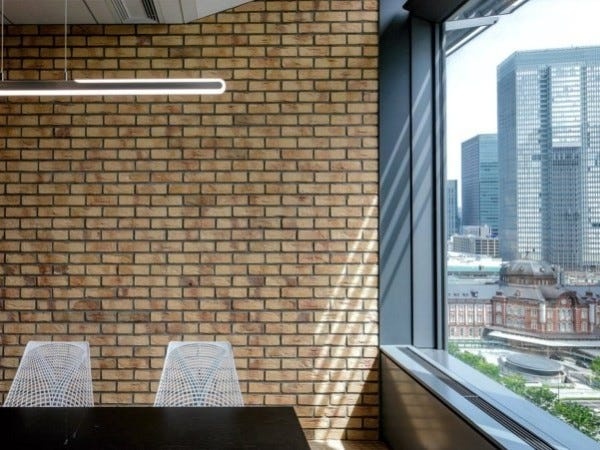 本社は新丸ビルにあり、東京駅や皇居が見渡せます。明るく、上品なオフィスです！