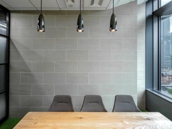 社内の打ち合わせスペースです。職人さんや、社内商品開発などの打ち合わせに使用しています。クリエイティブな自慢の空間です♪