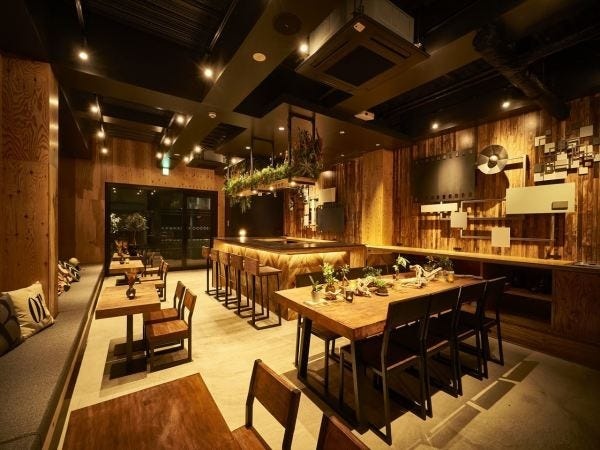 20代メンバーを中心に、サウナ事業部のマネージャーと支配人、数名のアルバイトスタッフにて運営しています。