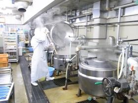 回転釜で仕込作業を行っています。