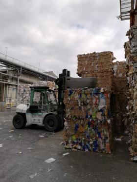 原料 リフトはい積み作業