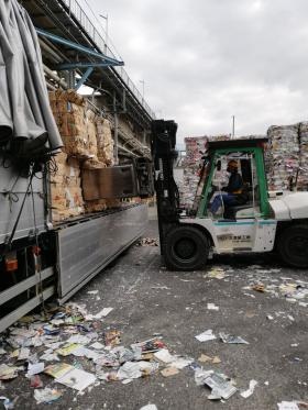 原料 リフト荷下ろし作業