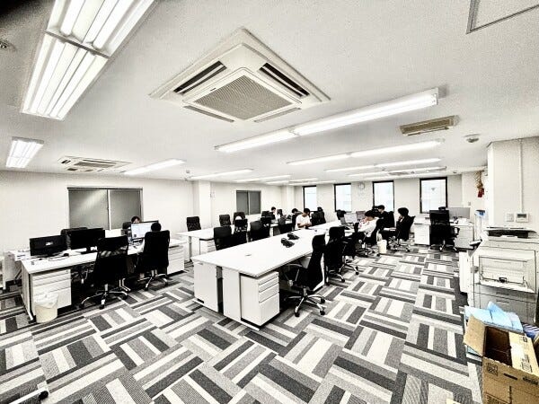 日中は営業社員が外出しているため少ないですが、広くて綺麗なオフィスです♪