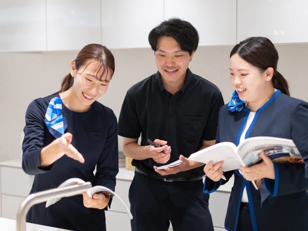 充実の研修で安心してお仕事スタート！気が付くと、お客様の信頼を得るまでに成長できています！（イベント開催中の撮影につき男性はポロシャツ着用）