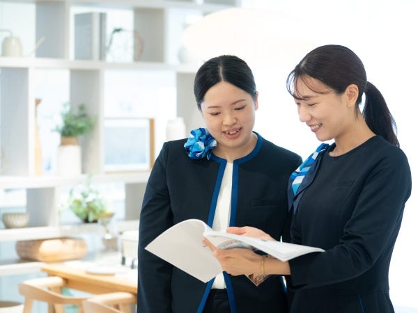 一日の終わりは先輩と一緒に振り返り。分からないことはそのままにせず、しっかり自分のものにしていきます！