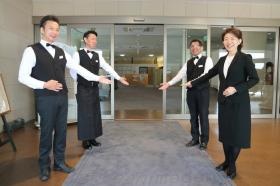 ロビーでお客さまをお迎えします。