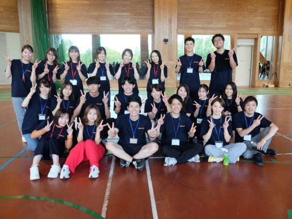 横のつながり大事にしています！四半期に一度は対面の全社集会、年に一度は創業祭があります。今年の創業祭は熱海に全員で行き、運動会を行いました。