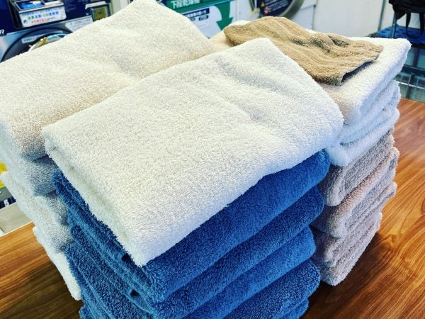エステのタオルを洗って乾燥した状態。お客様によって畳み方が決まっていることもありますが、複雑ではないので勤務初日に覚えられます！