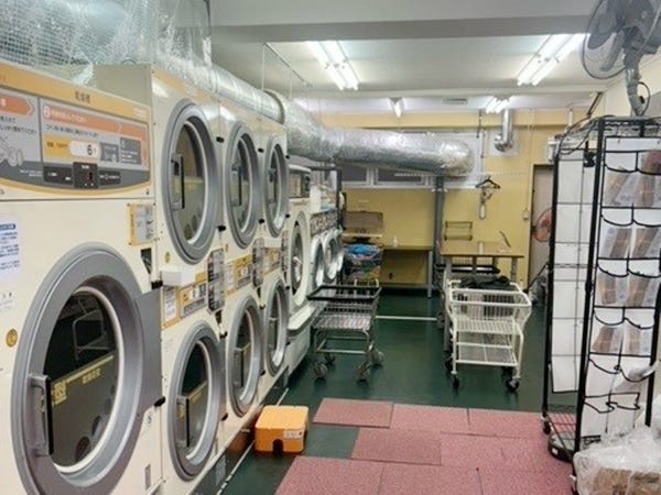 工場内の様子。昨年の夏に新設したばかりの新しい施設です。一般のお客様はいらっしゃらないので、リラックスして働けますよ♪