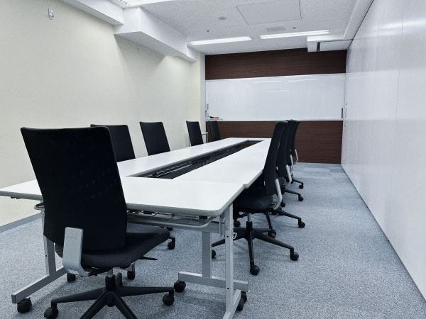 会議室も完備！商談や会議で使用します。