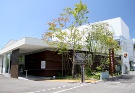 四季の移ろいが感じられる外観周り