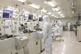 生産現場（クリーンルーム）