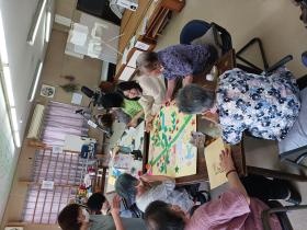 みんなでレクリエーションや制作をしています