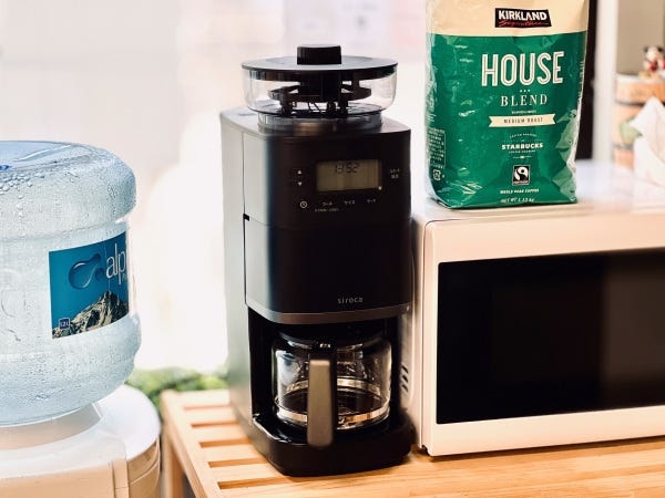 オフィス内の風景です。冷蔵庫やウォーターサーバー完備！コーヒーメーカーも最近導入しました♪