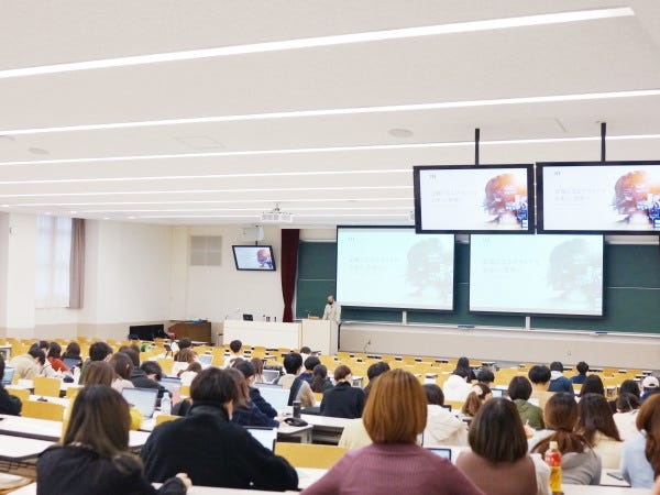 代表は、会社の仕事から、業界団体の理事、執筆、大学の非常勤講師とマルチな人。時には秘書的な仕事もあります。