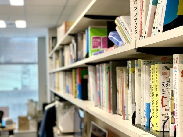 デザイン関連の本や、発売前の商品がたくさんあります。整えることが得意な方をお待ちします。