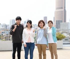 七恵会の若手職員（浜松中央長上苑の屋上にて）