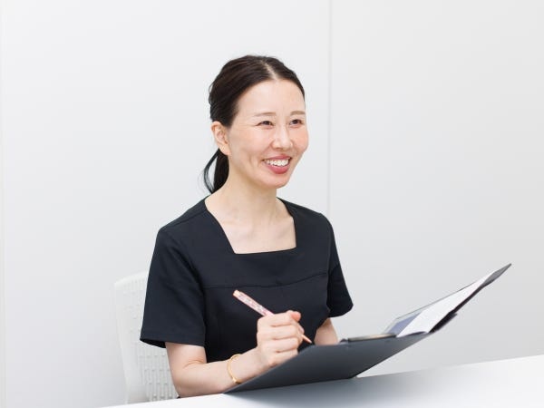 残業は月10時間ほど、有給は2時間単位で取得OK。年休122日で「平日に美容院」「家族とのランチ」なども叶います。