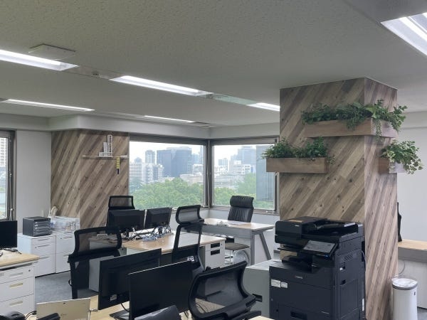 オフィスから見える靖國神社の緑をモチーフに、空間デザインは木目やグリーンを基調としています。