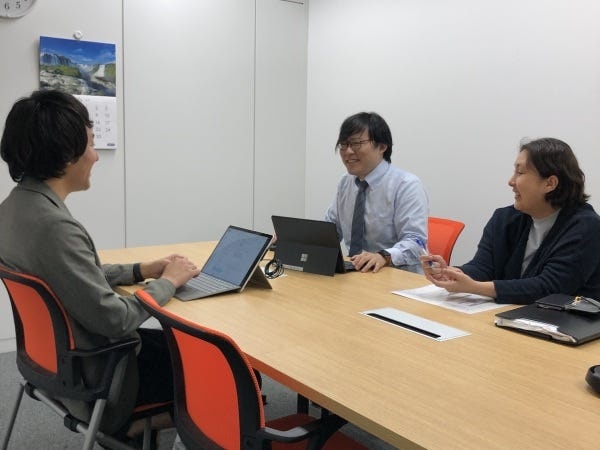 社内の打ち合わせ風景です。情報共有と進捗確認でタスクを推進します。