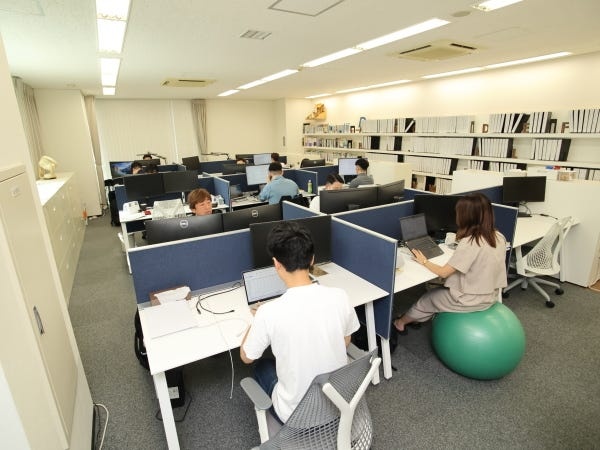 オフィス内の様子です。希望に応じて1人にモニター2台設置しています。