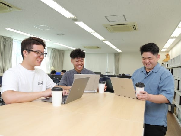 時にはドリンクやお菓子で談笑しながら息抜きをしています。