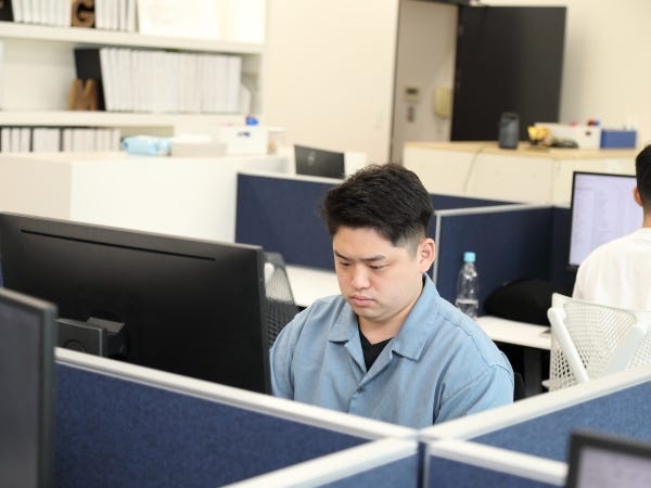 静かな環境の中で黙々と作業をすることがほとんどですが、お客様先に訪問することもあります。