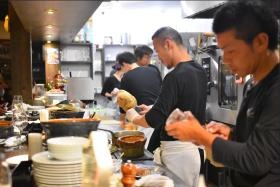 オープンキッチンでお客様の喜ばれる顔が活力です。