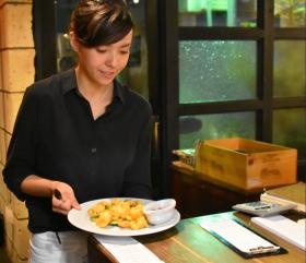 ホールスタッフはキッチンとお客様を繋ぐ大切なポジション