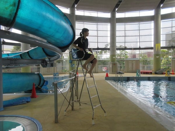 プールのある施設では、お客様に安心してご利用していただけるよう、監視業務を行います。