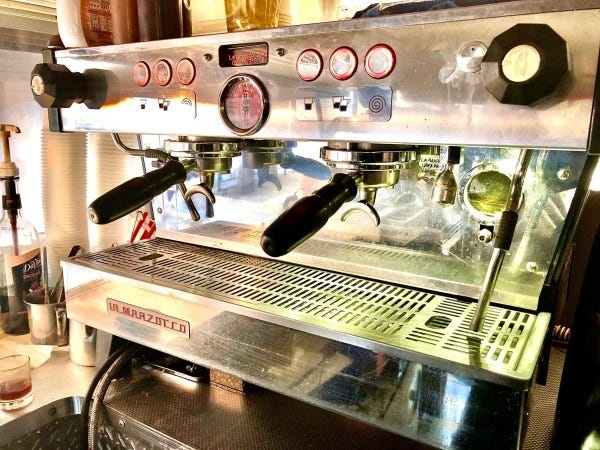 エスプレッソマシン。コーヒーに拘っているからこそ、本格的なマシンを設置してます。初心者、未経験でも扱えるようになるので安心してください。