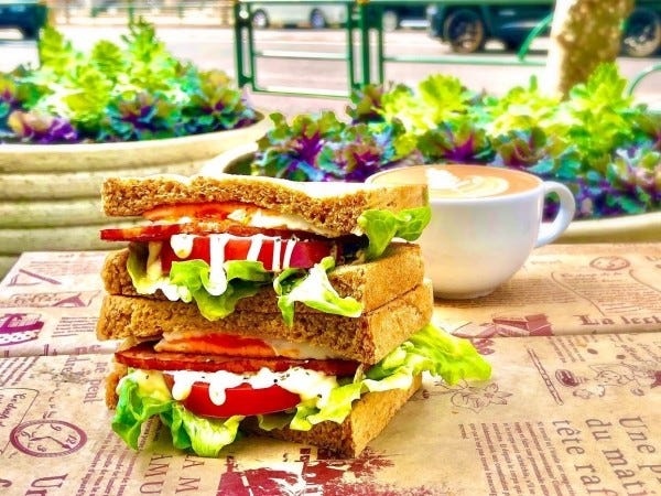 大人気のライ麦パンを使用したサンドイッチ。注文毎にお作りしてます。