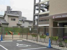 園舎前の駐車場