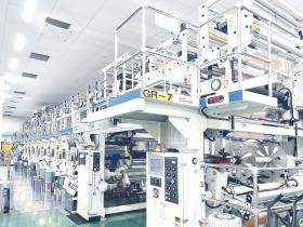 印刷／３台のグラビア印刷機が稼働しています。