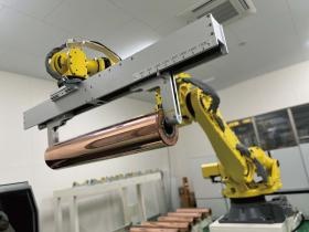 製版／印刷で用いる版を全自動で製造しています。