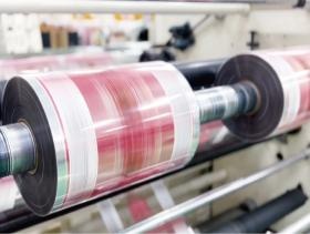 スリット／フィルムロールを柄ごとに切り分けます。