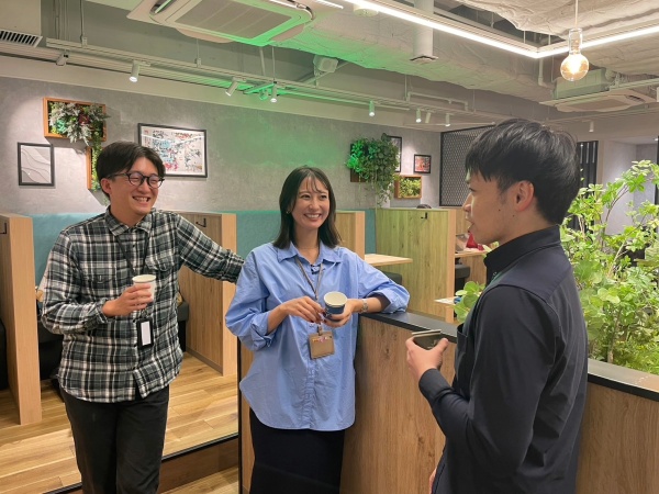 オフィスにはカフェスペースも併設していますのでリフレッシュも♪ドリンクサーバーもあるのでフリードリンクも完備！同期と一緒にランチも可能です！