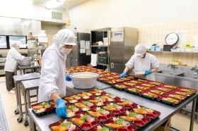 就労支援で作る宅配弁当、一つ一つ丁寧に盛り付けています。