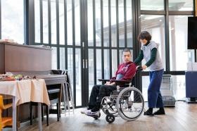 車椅子の押し方から一つ一つ丁寧に説明します。