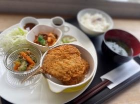 就労支援の喫茶店でおいしそうなランチを作ります。