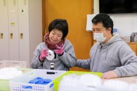 利用者の方の作業のお手伝いをします。