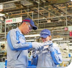 先輩社員から指導を受ける新入社員