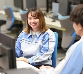 技術部門の仕事風景（事務所）